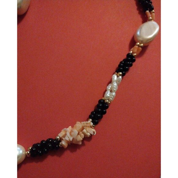 Elegant Necklace of Angel Skin Coral, Black Onyx and Freshwater Pearls - Picture 4 of 6